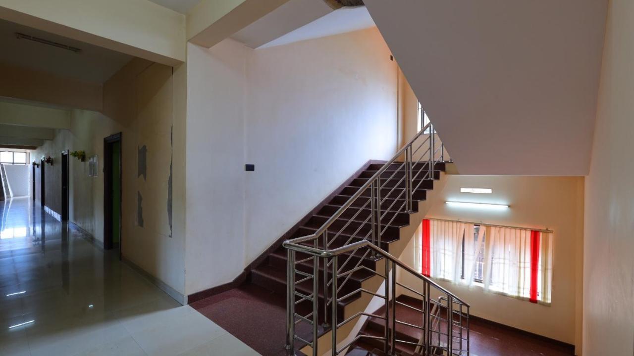 Kukuresidency Hotell Wadakkanchery Exteriör bild