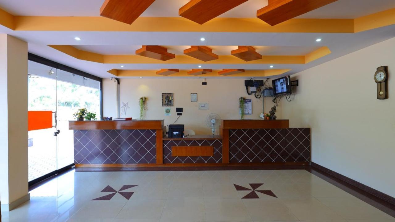 Kukuresidency Hotell Wadakkanchery Exteriör bild